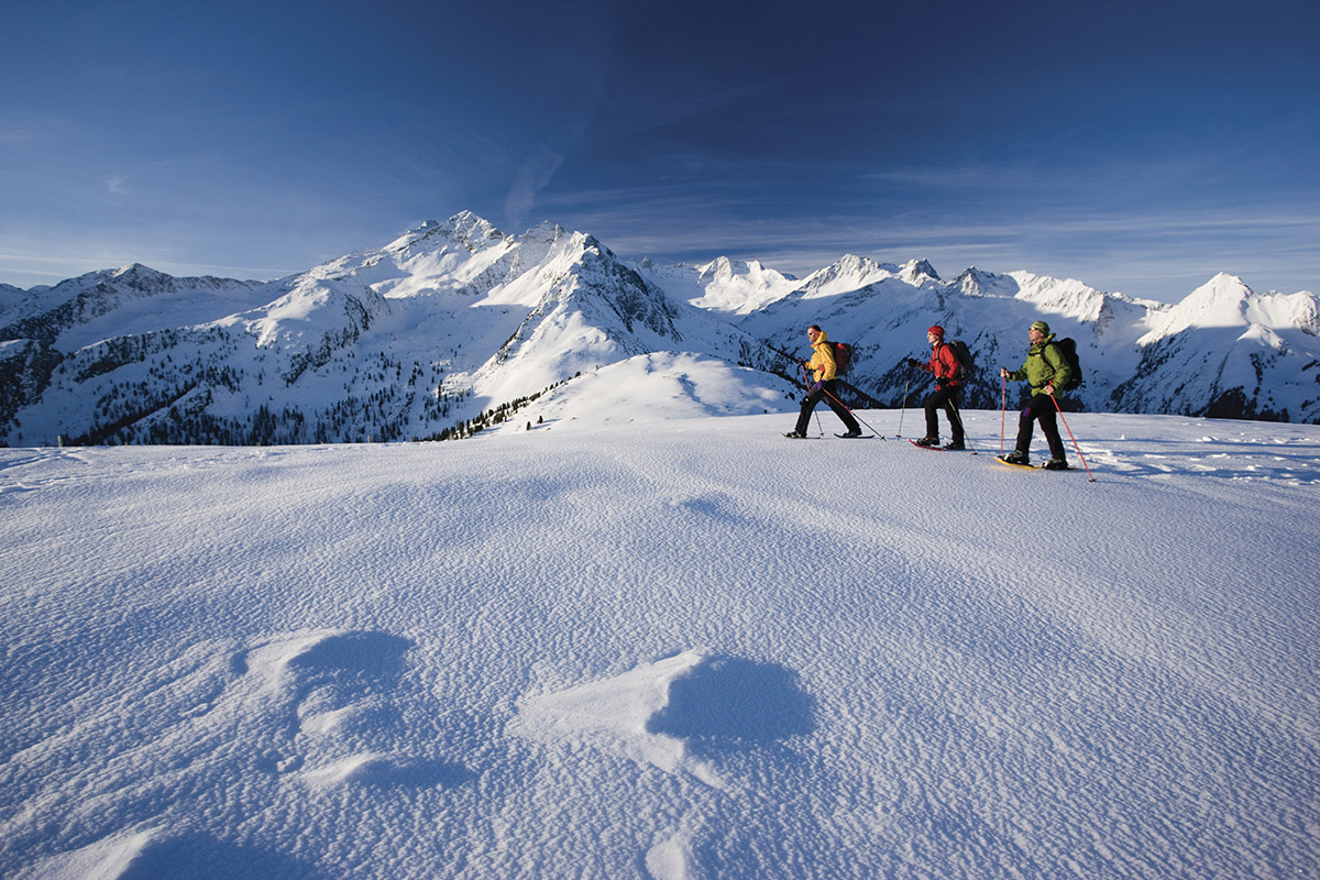 Prechádzka na snežniciach k Wildkarspitze, Zillertalské Alpy, Tirolsko.