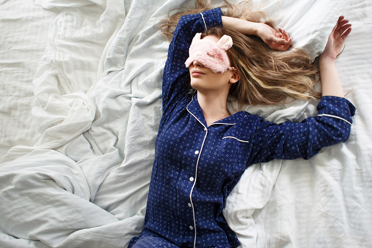 Ak sa zobudíte nevyspaní a mrzutí, telo si vypýta okamžité uspokojenie vo forme kalorického, nezdravého jedla. Foto: Shutterstock
