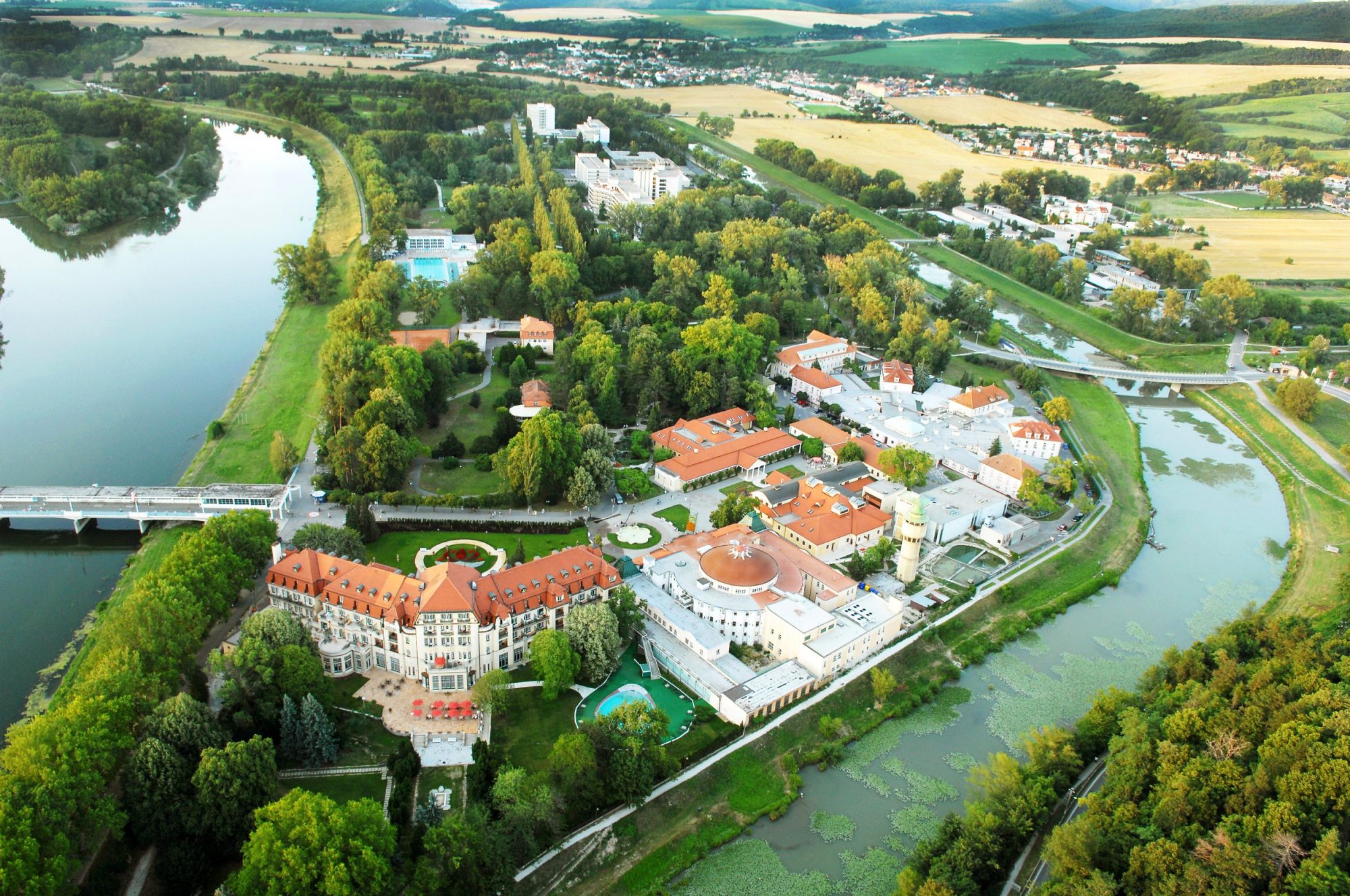 Letecký pohľad na Kúpeľný ostrov v Piešťanoch. 