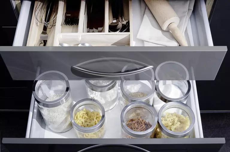 Okrem  organizérov a vložiek sa pri držiavaní poriadku osvedčia sklenené dózy na potraviny. 
