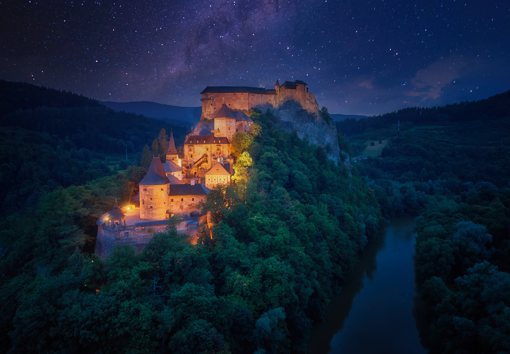 Oravský zámok v noci. Foto: Shutterstock