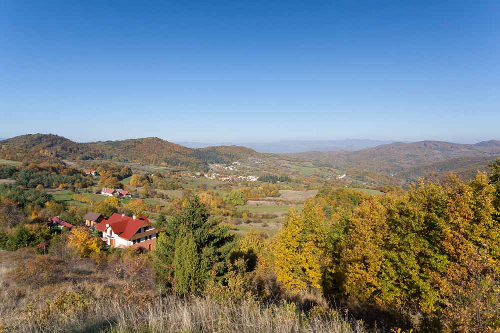 Výhľad z vrchu Bimbíz nad obcou Repište. 