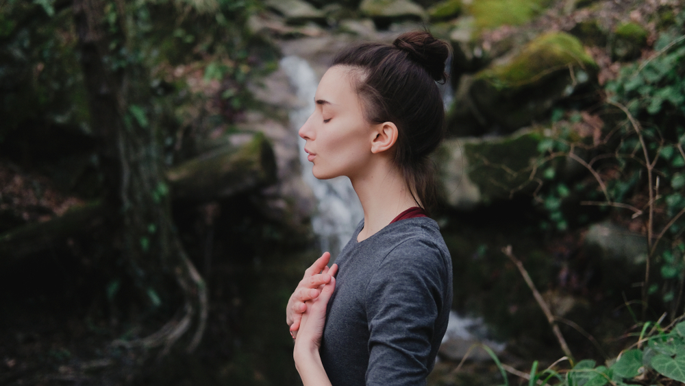 Dýchanie je skvelá technika, ktorá vaše vnímanie presmeruje zvonka dovnútra. Foto: Shutterstock