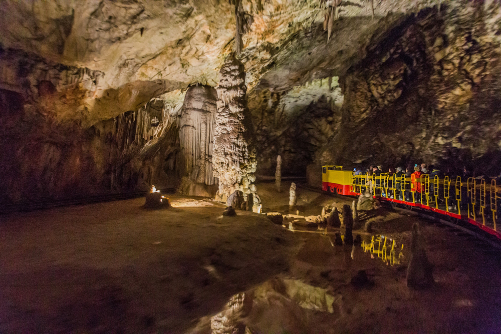 Postojna jaskyňa s vlakom,Slovinsko. Foto: Shutterstock
