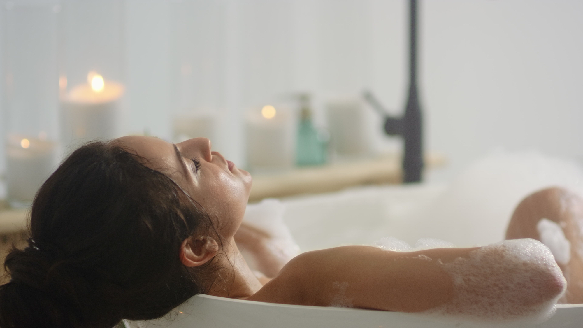 Žena relaxuje vo vani, horúci kúpeľ