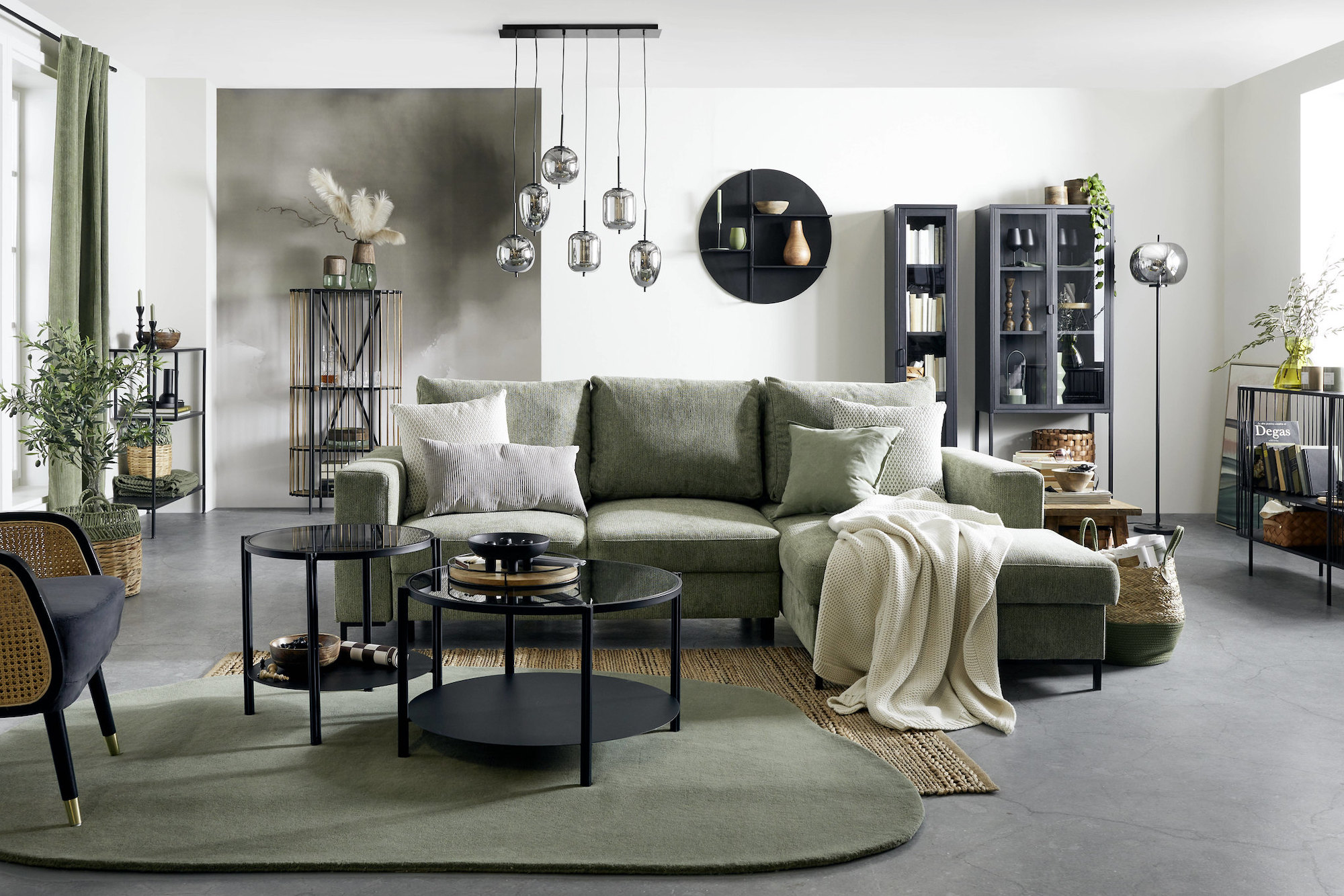 Celkový pohľad na obývačku v zelenej farbe, Möbelix