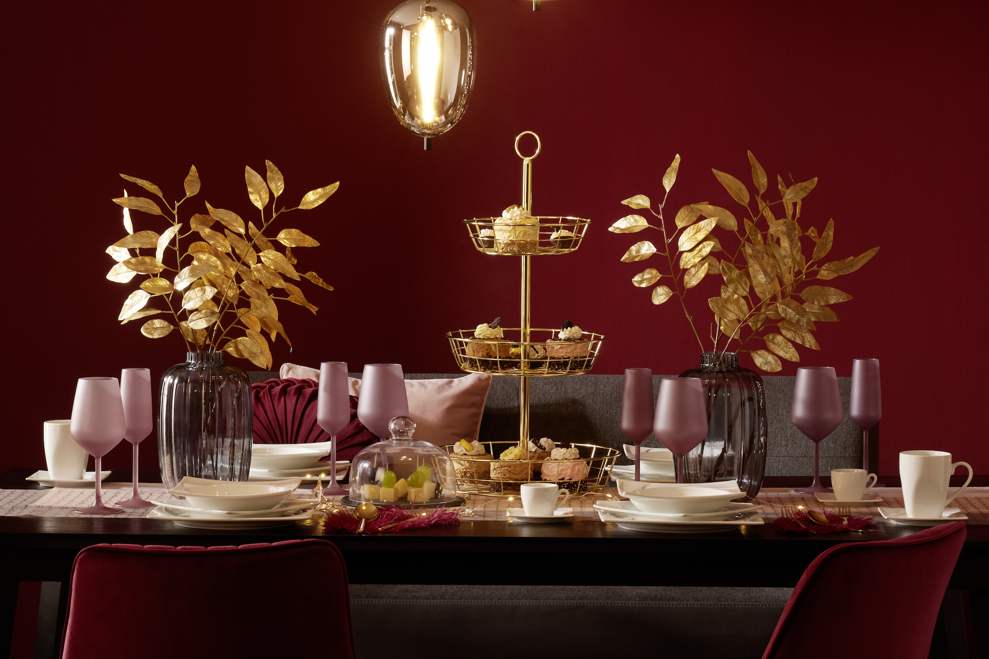 Červeno-zlaté vianočné stolovanie od Möbelix.
