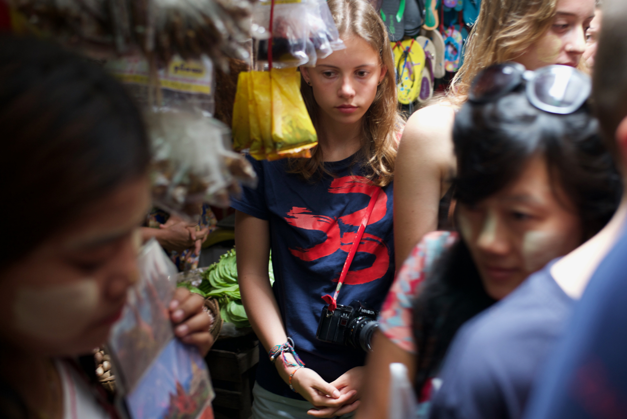 Slečna na trhu v Mjanmarsku, BUBO travel agency.