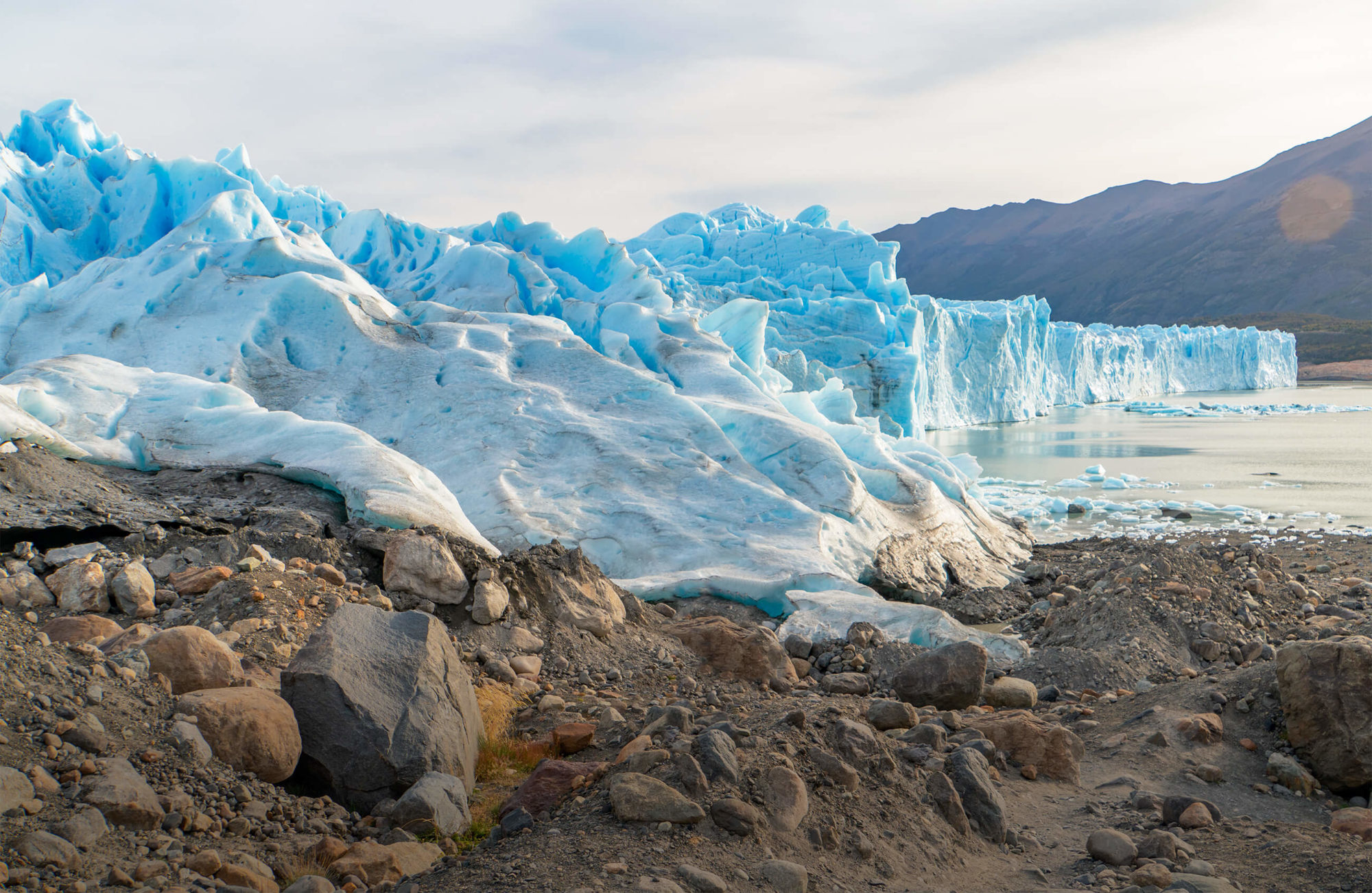 Pohľad na najkrajší ľadovec sveta, Perito Moreno. Patagónia, Južná Amerika.