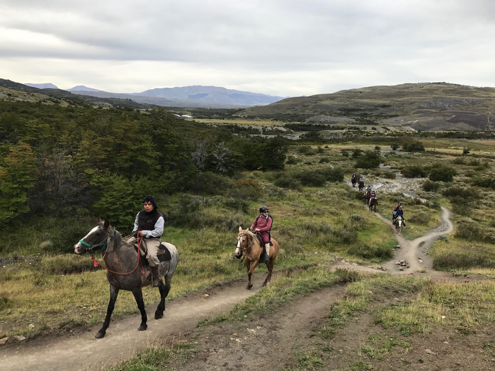 Jazdci na koňoch v Patagónii (Južná Amerika).