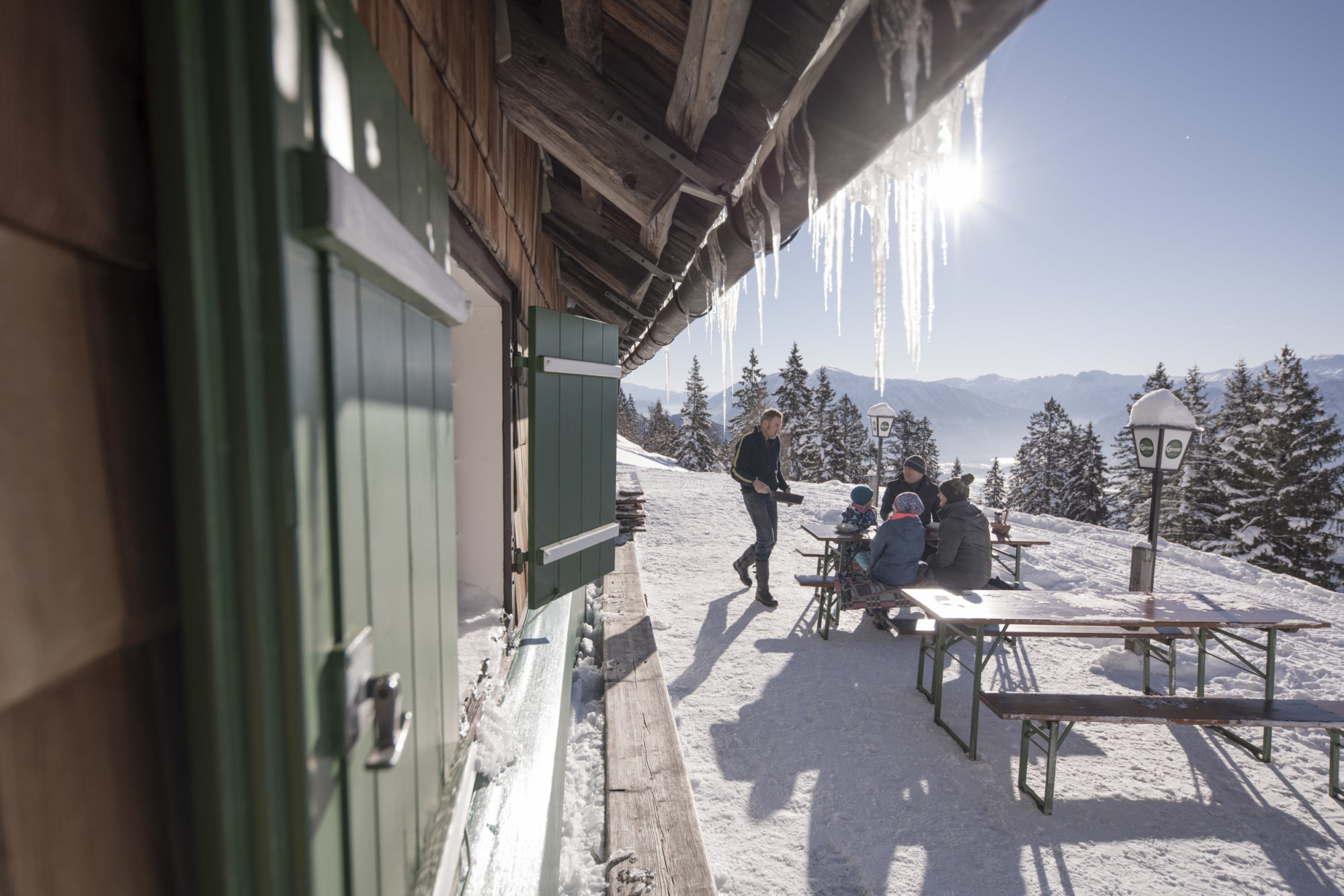 Priatelia na chate počas zimy v Hornom Rakúsku.