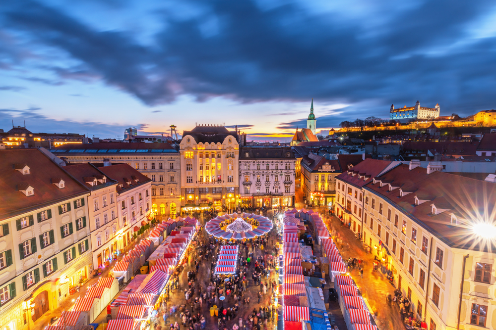 Večerný pohľad na vianočné trhy v Bratislave, Hlavné námestie. 
