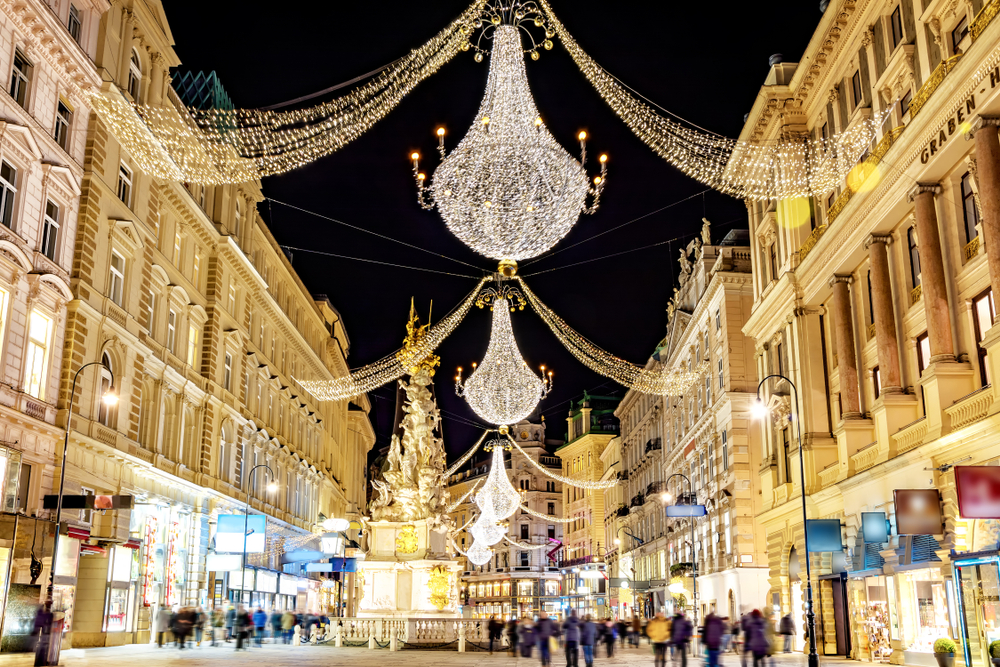 Vianočné osvetlenie v uliciach Viedne, Rakúsko.