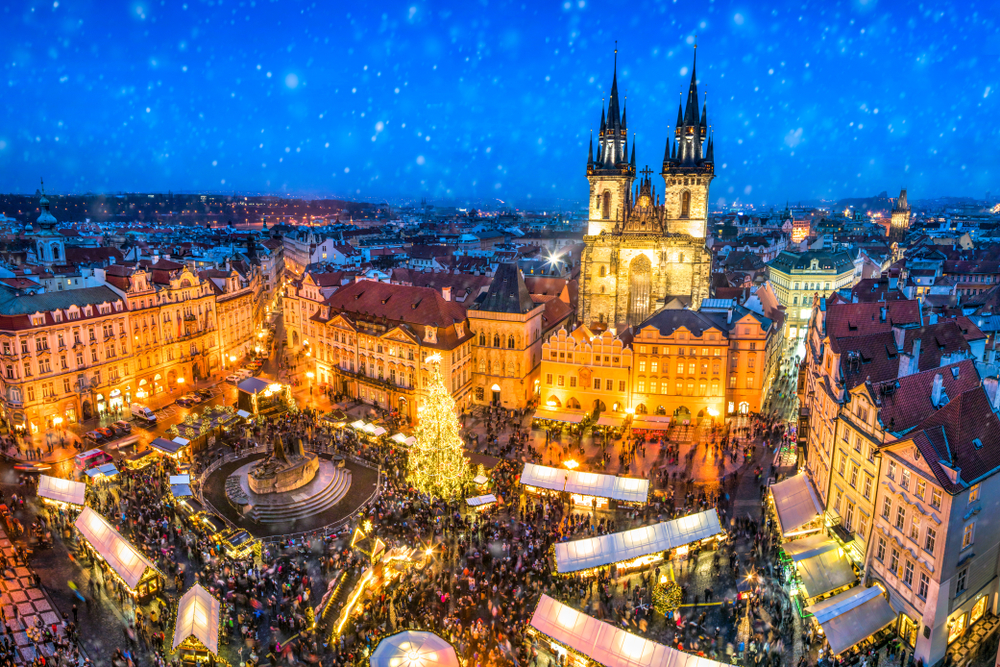 Nočný pohľad na vianočné trhy, Staromestské námestie, Praha, Česká republika. 