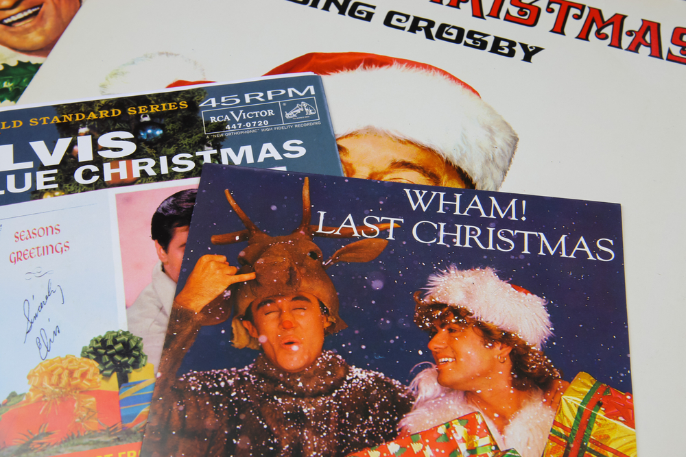 Pohľad na platne so známymi vianočnými piesňami.