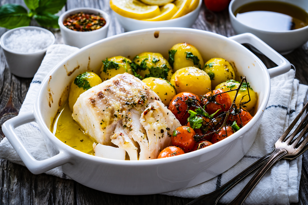 Pečená ryba so zemiakmi a paradajkou.