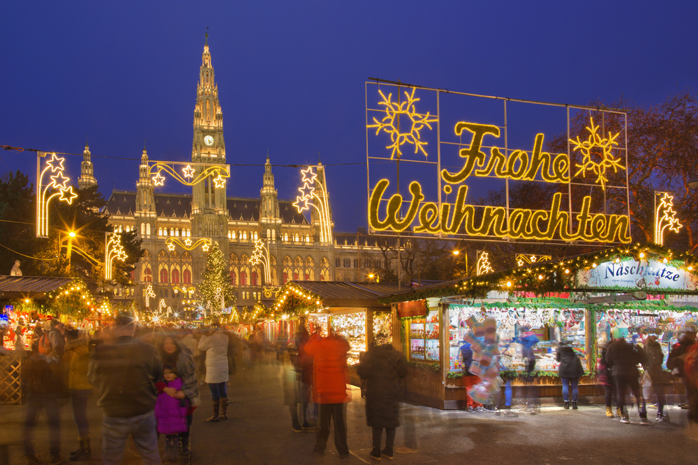 Vianočné trhy pred radnicou vo Viedni, Rakúsko.