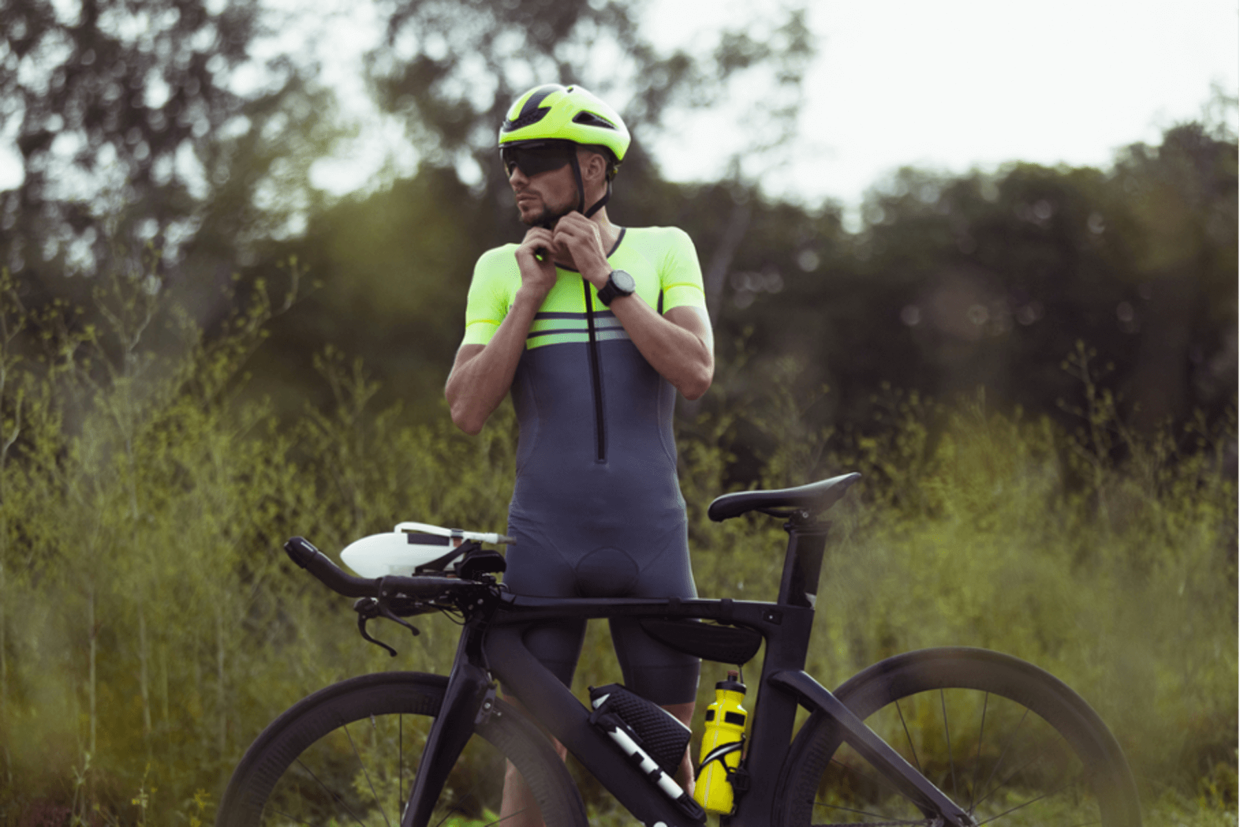 Cyklista si zapína cyklistickú prilbu