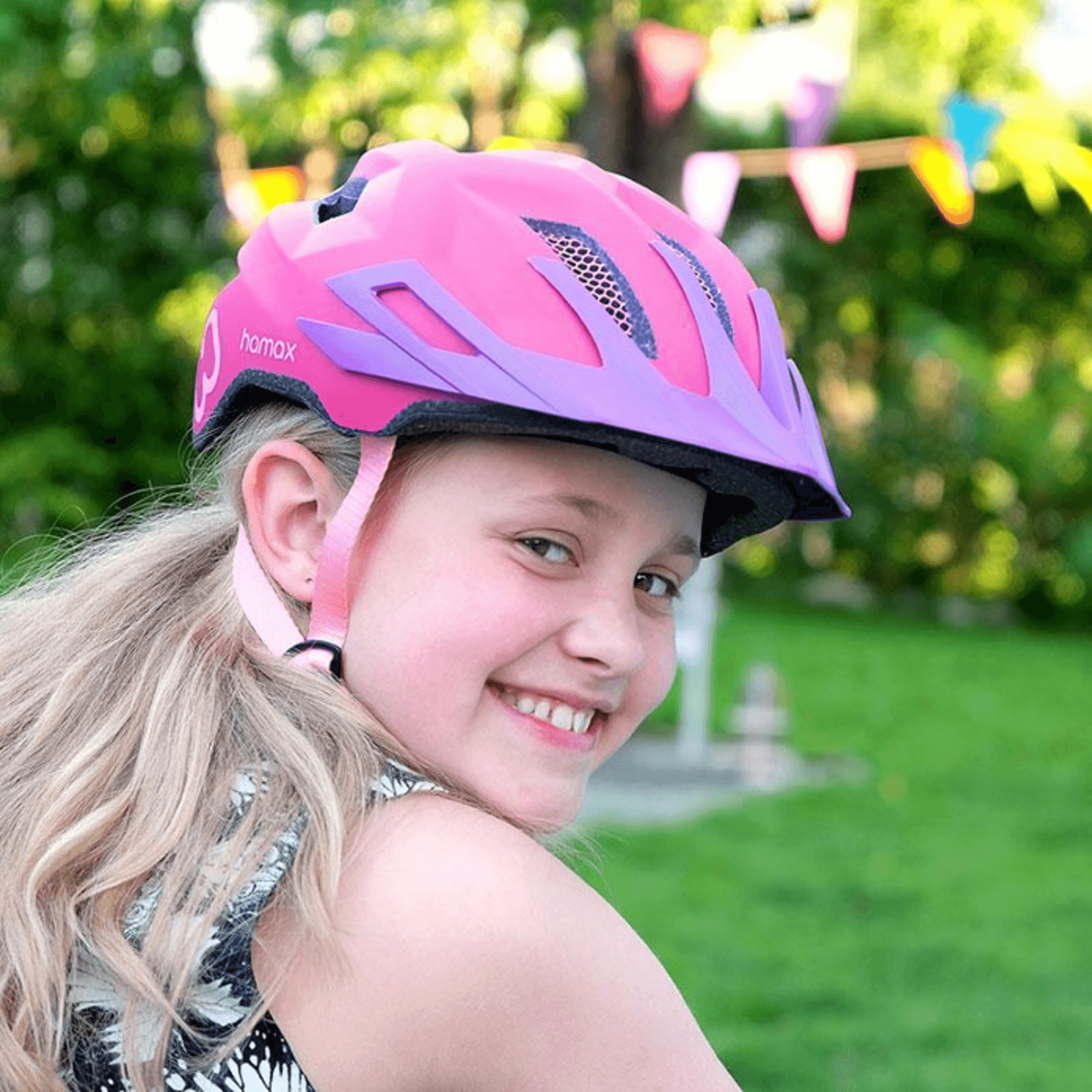 Dievča s cyklistickou prilbou