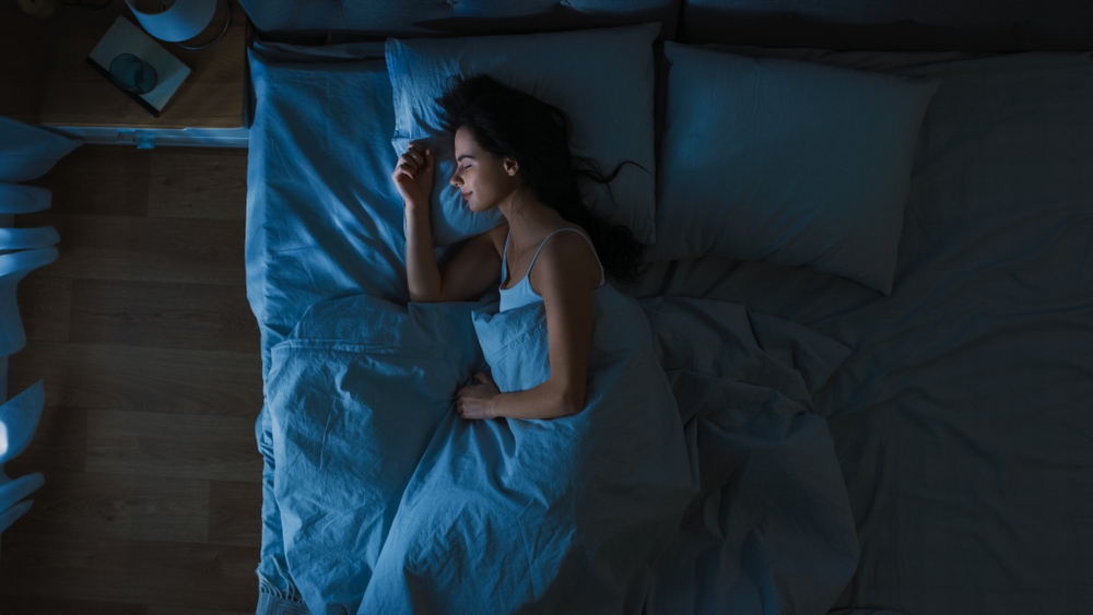 žena počas nočného spánku