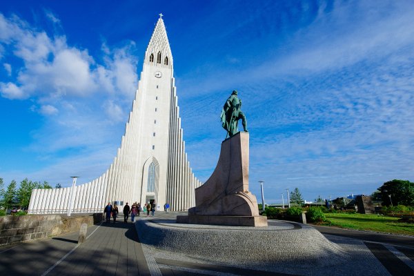 Hallgrimov kostol a socha Leifa Erikssona dominujú Reykjavíku. FOTO: Robert Taraba, BUBO