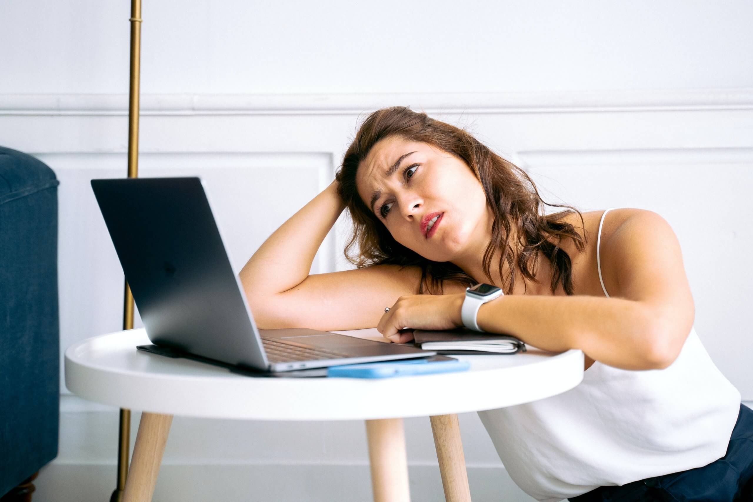 Unavená žena za počítačom