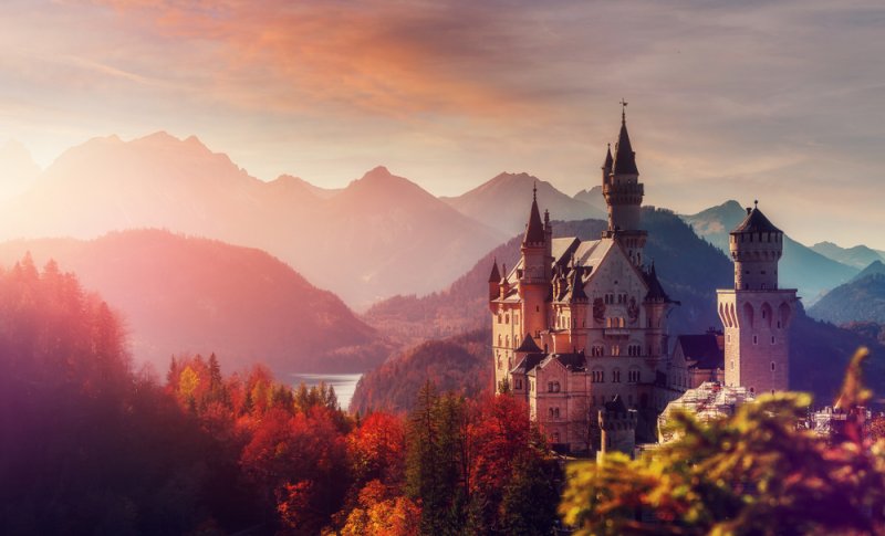 Jesenný Neuschwanstein pri východe slnka