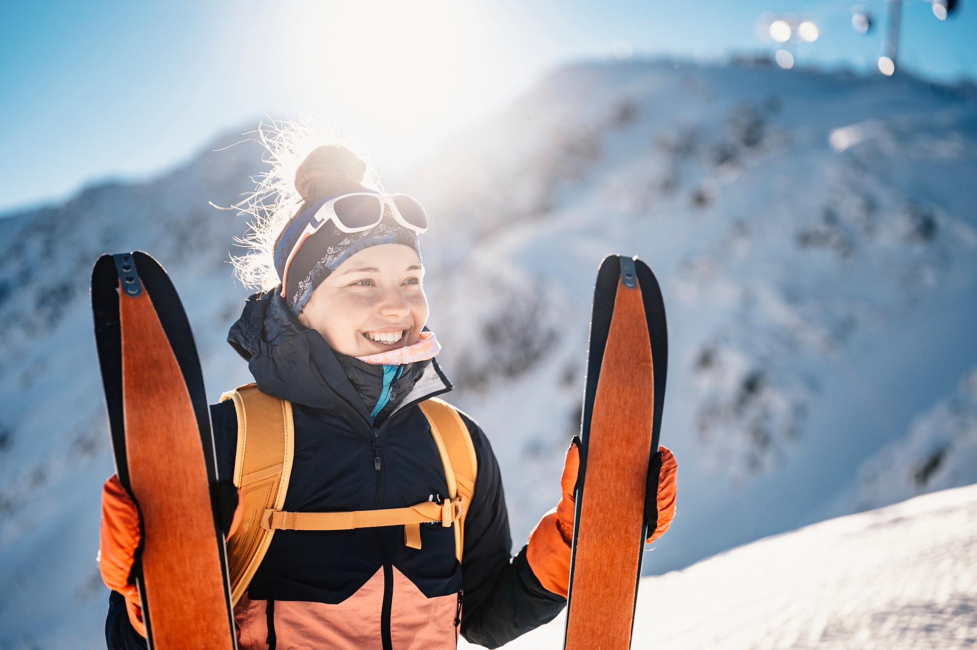 Skitouring, žena so skialpovými lyžami