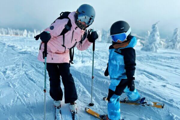 Adriana Žiačková so synom na lyžiarskom svahu