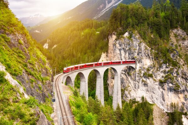 Švajčiarsky Glacier Express v lete