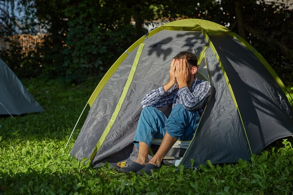 muž na festivale po opici