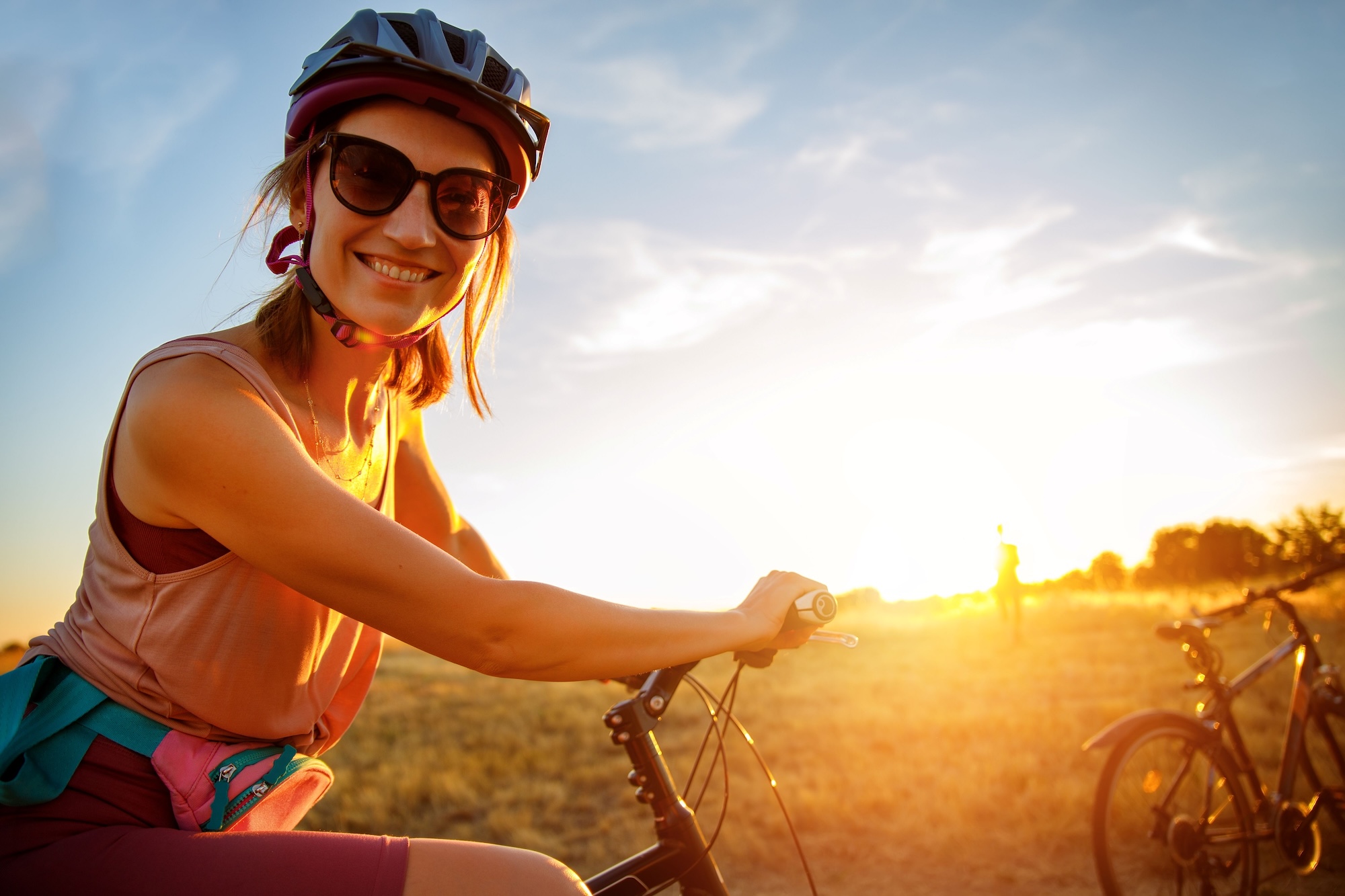 šťastná cyklistka na bicykli