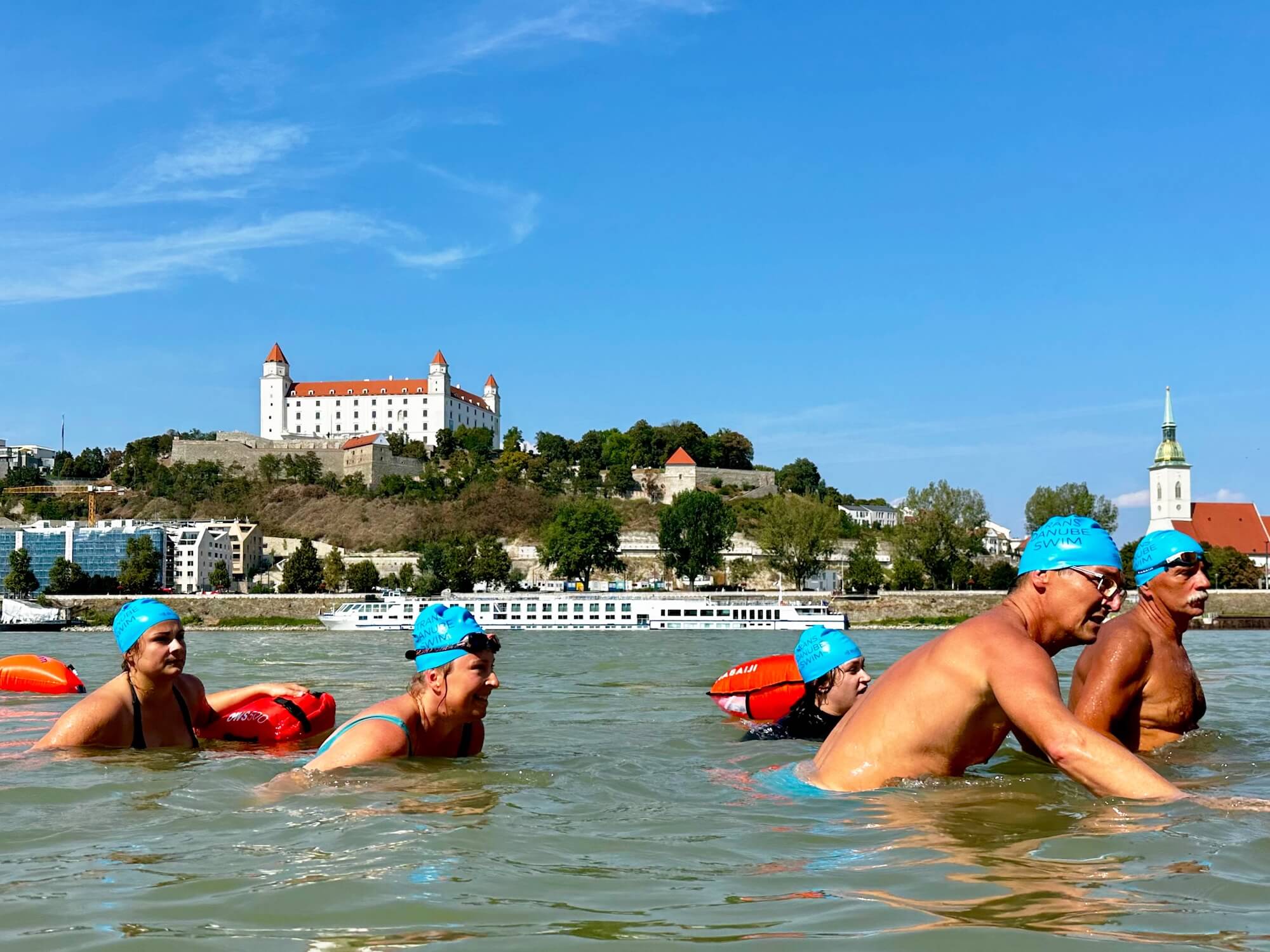 Tisíce plavcov zastavia v centre Bratislavy lodnú dopravu. Čaká nás 12. Trans Danube Swim
