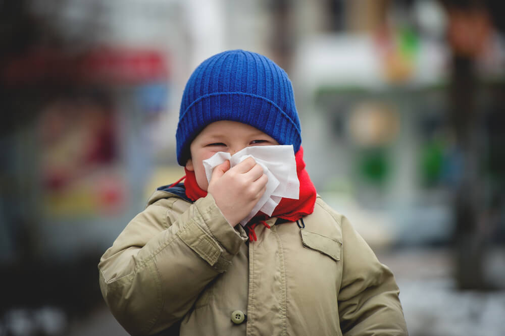 dieťa si smrká nos