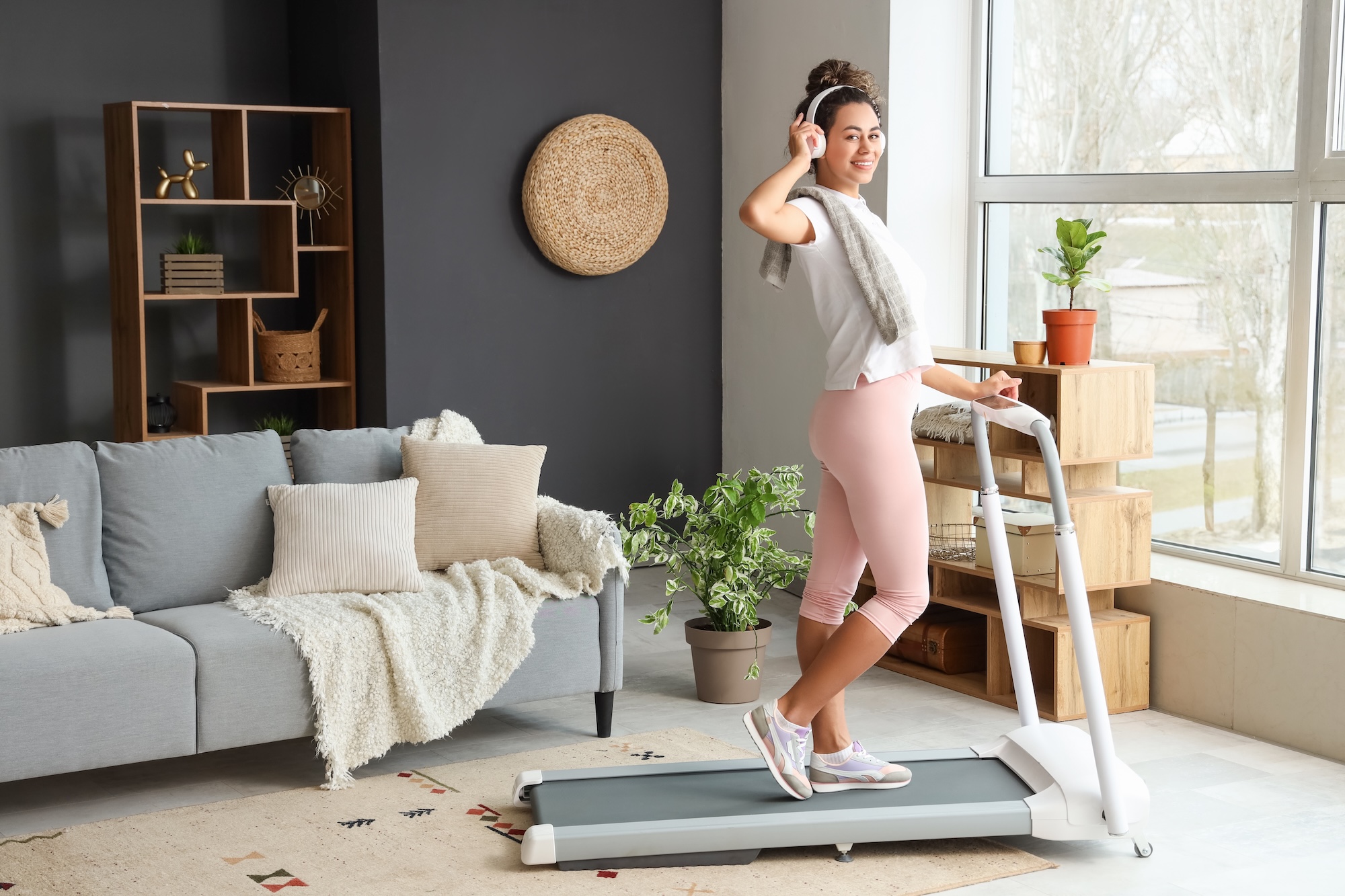 žena na bežiacom páse v obývačke