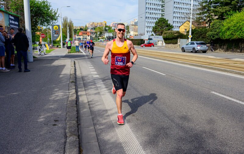 Matej Tóth beží Národný beh Devín - Bratislava