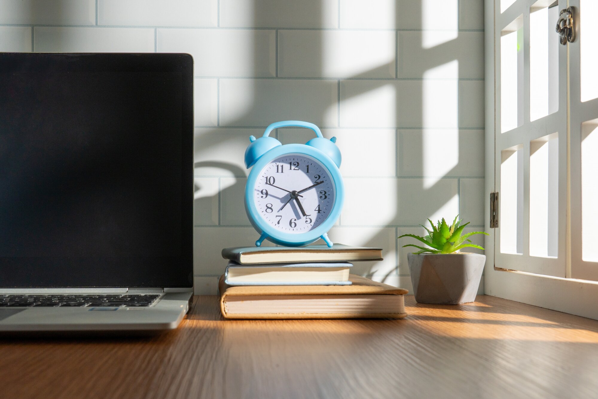 Pravidelné vstávanie aj zaspávanie je kľúčové. 