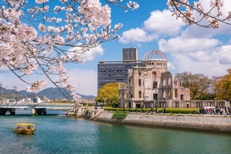 Japonskému mestu Hirošima sa dnes darí a prosperuje, ale dodnes sú vidno dôsledky dopadu atómovej bomby.
