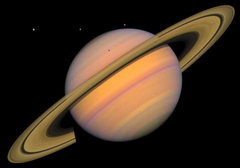 Saturn má stovky mesiacov.