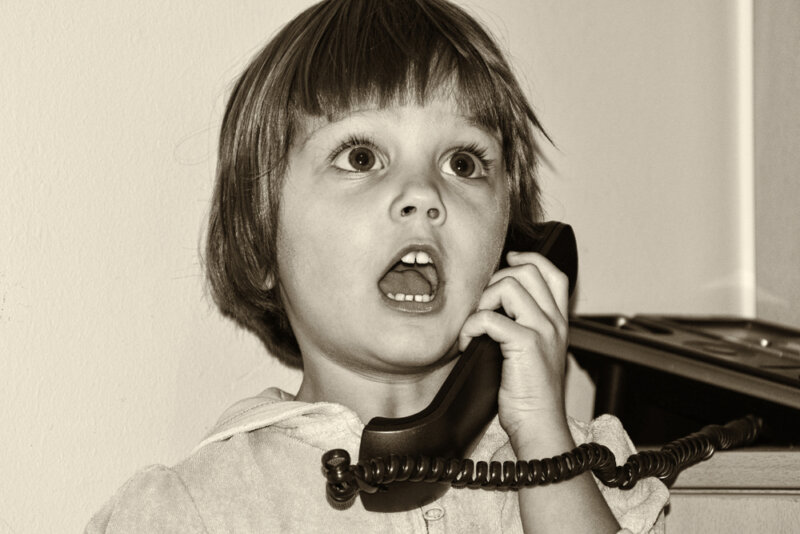 dieťa telefonuje