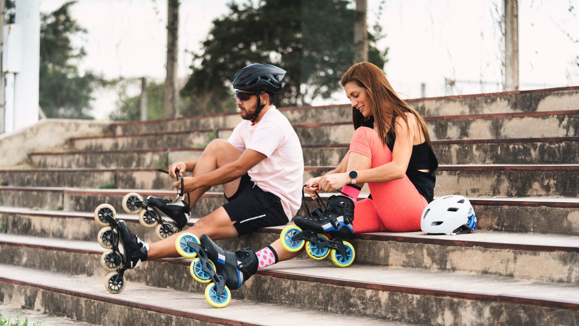 dvojica na kolieskových korčuliach