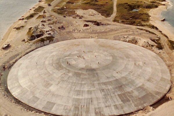 Betónový kryt uprostred oceánu chráni pred jadrovým odpadom. Teraz praská a hladina stúpa