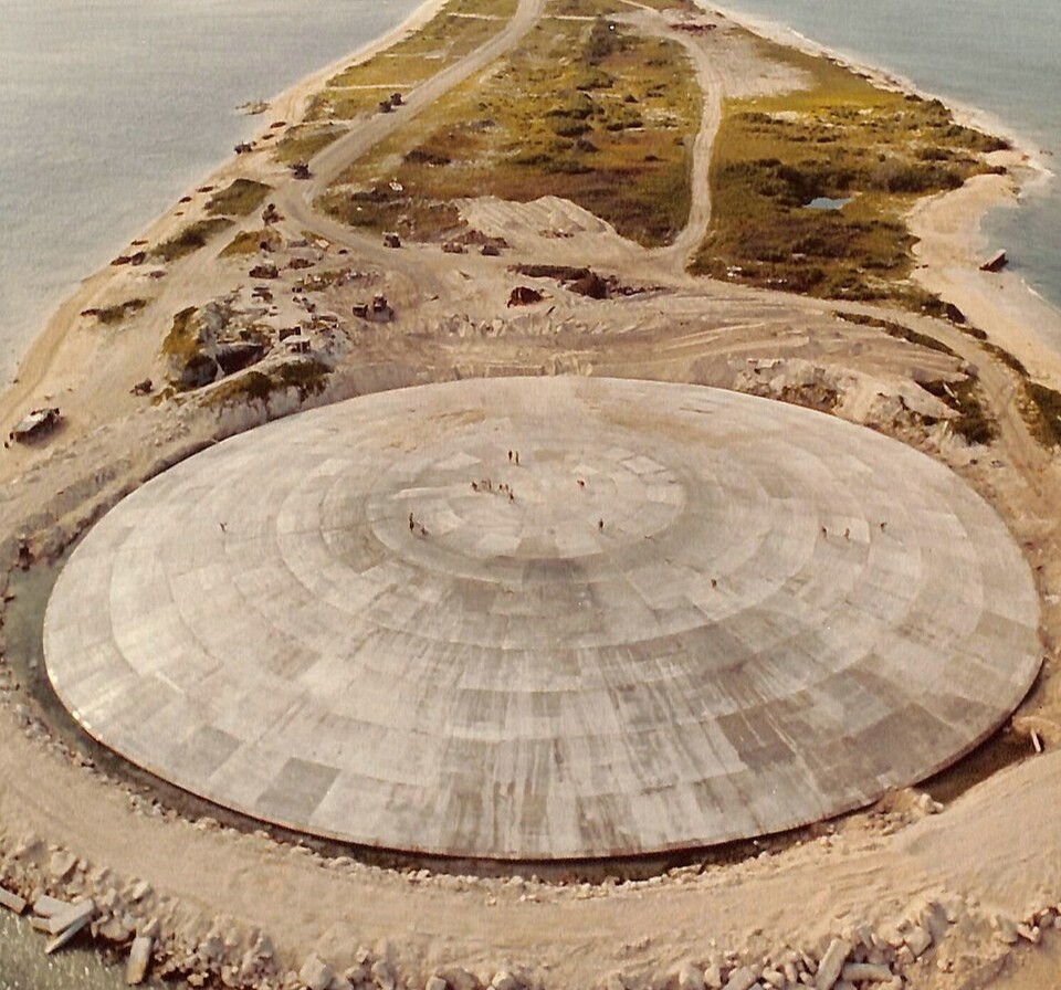 Betónový kryt uprostred oceánu chráni pred jadrovým odpadom. Teraz praská a hladina stúpa