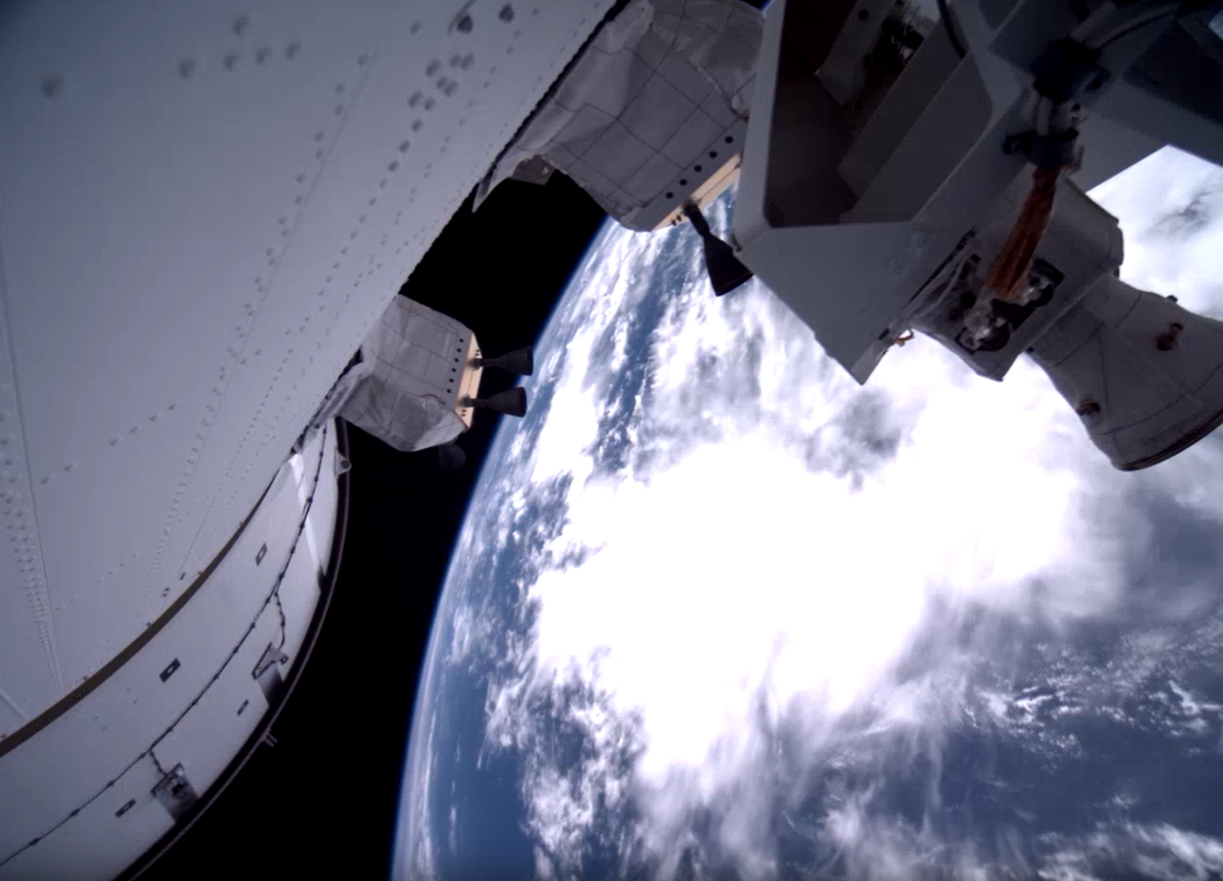 Prečo na fotkách z Artemis II nevidno vesmírny odpad?