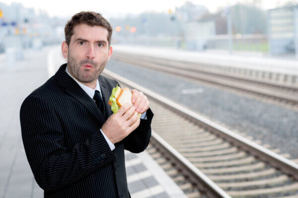 Jedenie postojačky zvyčajne znamená, že sa s jedlom ponáhľame.