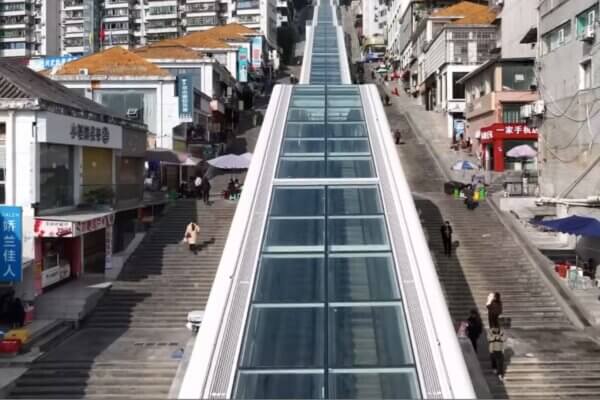 Rekordný eskalátor je vysoký ako mrakodrap.