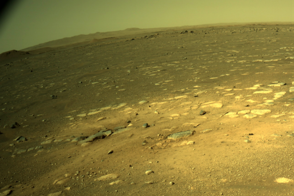 Výhľad na kráter Jezero z kamery roveru Perseverance.