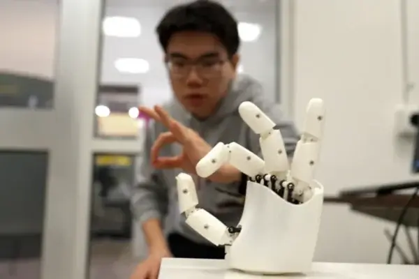 Robotická ruka sa učí ľudské pohyby.