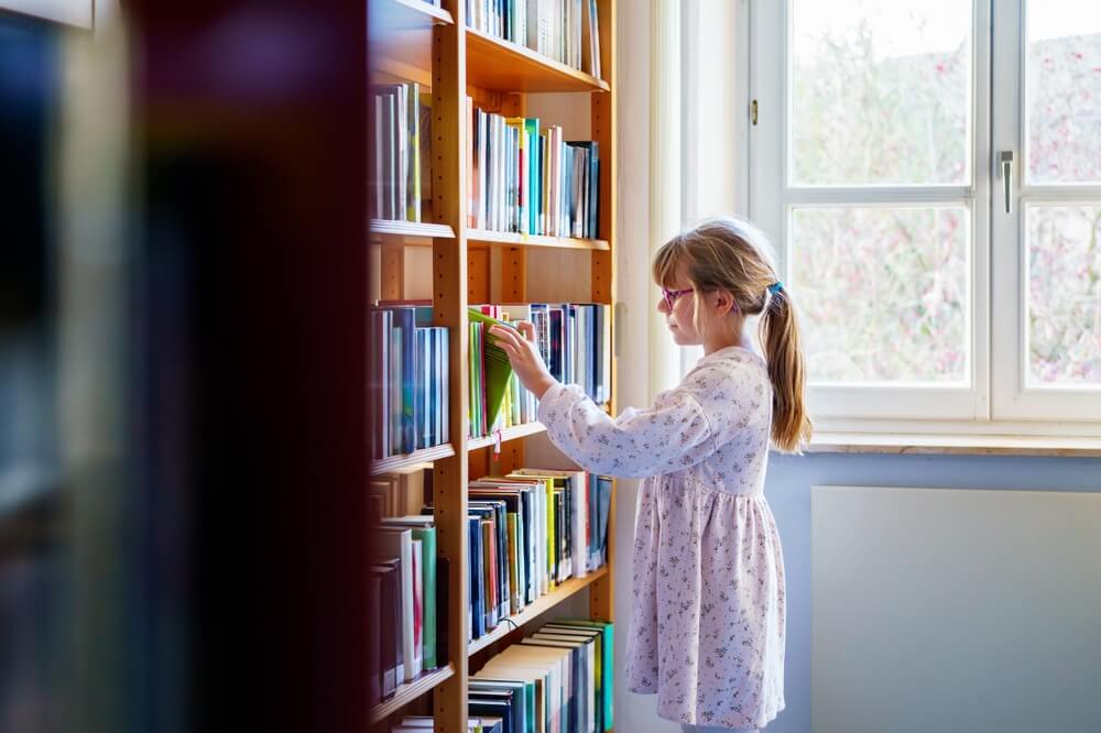 dievčatko v knižnici