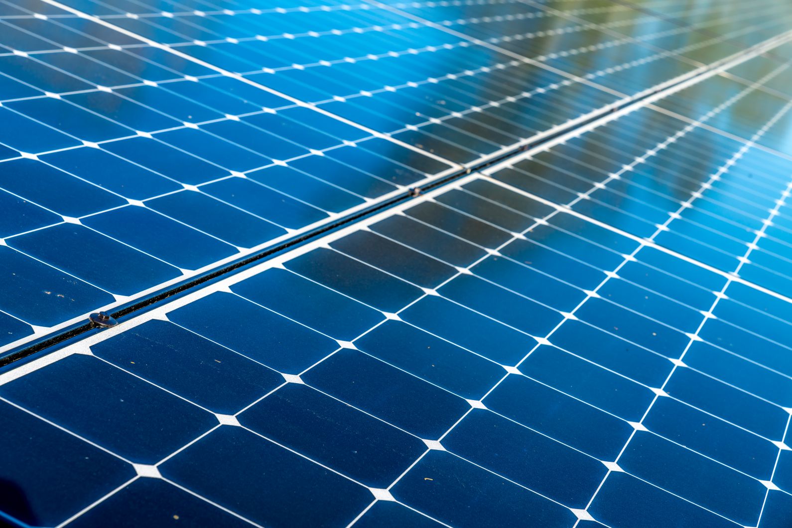 Solárne články prekonali „nemožnú“ hranicu: dosiahli kvantovú účinnosť 130 %